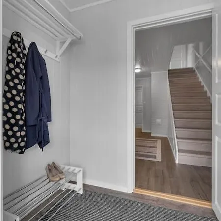 Four Bedroom House With Sauna In The Lyngen Alps بيت للعطل